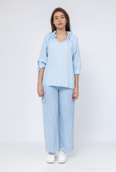 Plain linen top with ruffles at the V-neck and 3/4 sleeves - For Her Paris